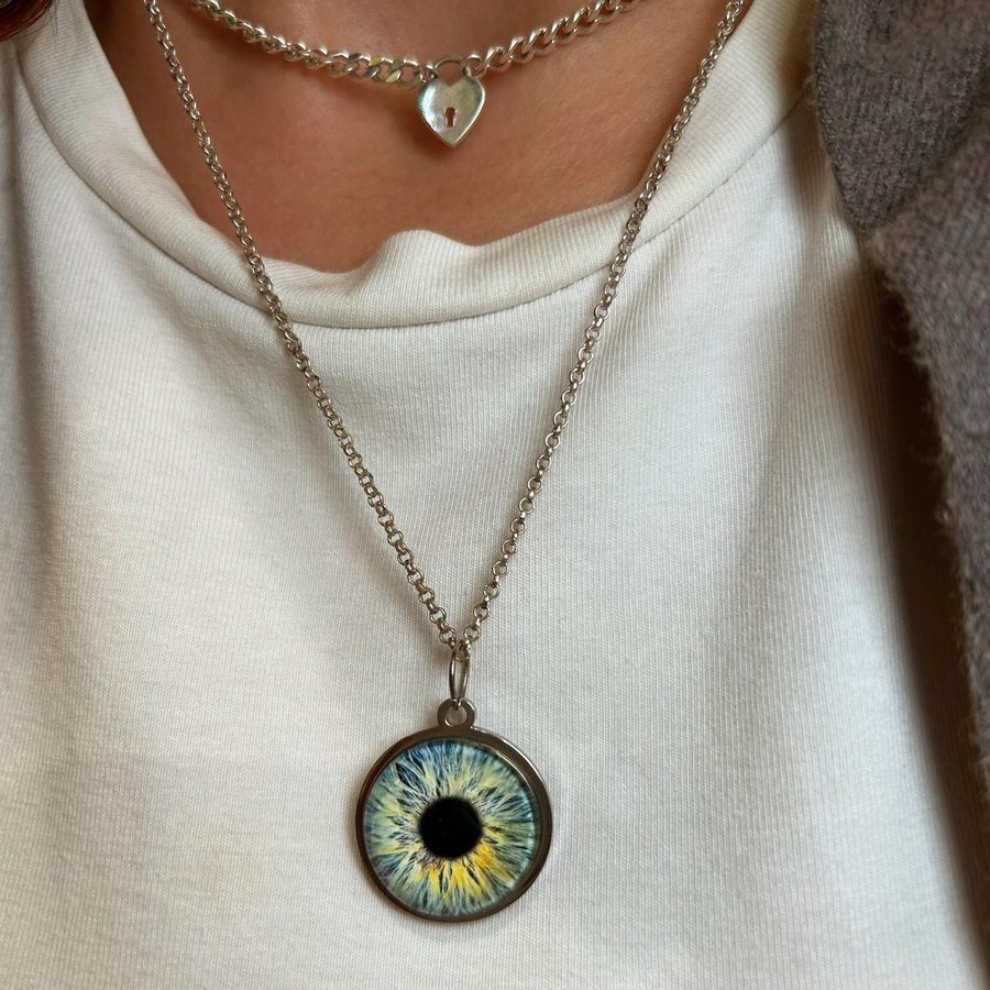 Collier pendentif avec photo d'iris bleu porté