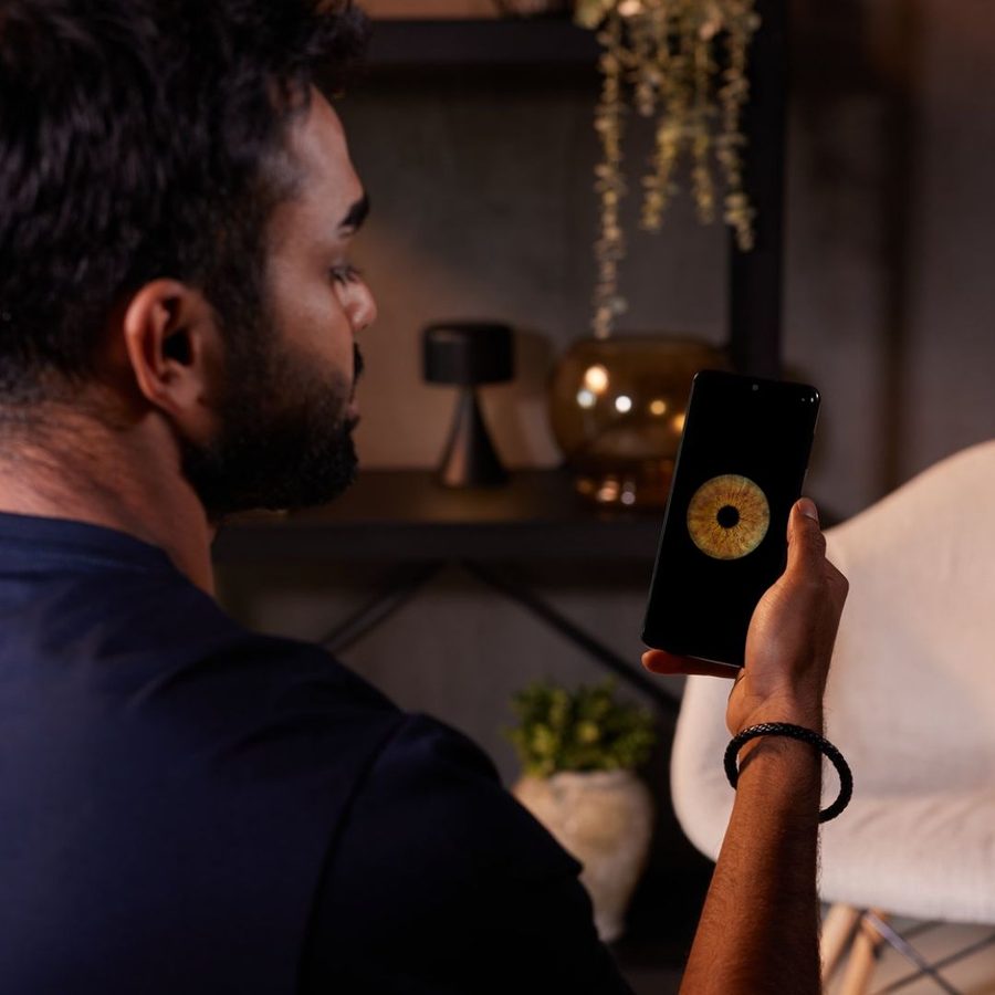 Fichier digital You&Eye : photo d'iris affichée sur un smartphone
